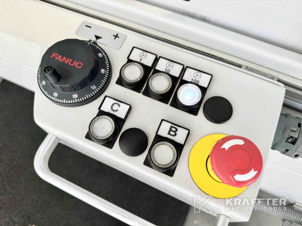 Bedienpult auf CNC-Rundschleifmaschine TACCHELLA Elektra UA 1200 90114