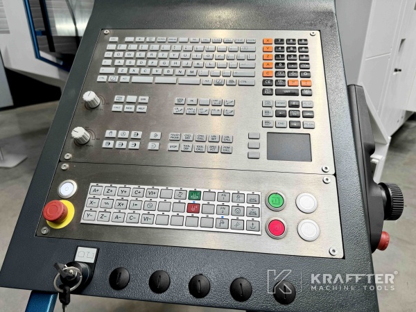 Bedienpult auf Bearbeitungszentrum AXILE G6 90104