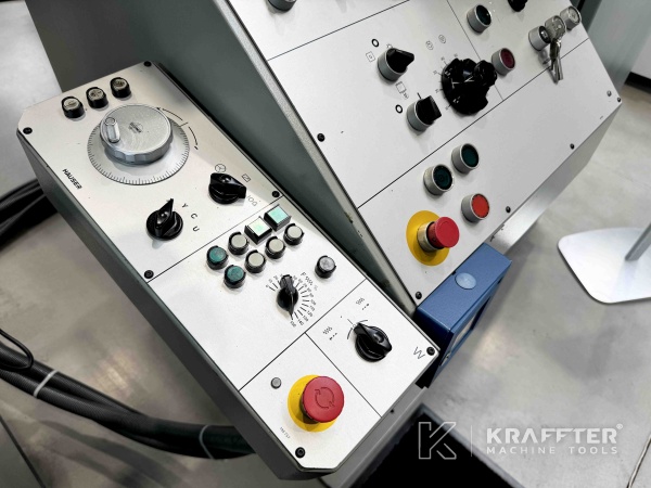 Bedienpult auf CNC-Koordinatenschleifmaschine HAUSER S40-400 90101