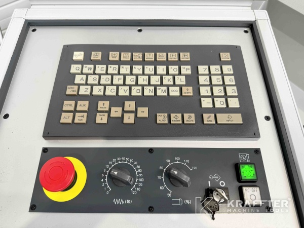 Bedienpult auf CNC-Drehmaschine BENZINGER TNI B6 90116