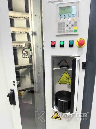 Bedienpult auf Bearbeitungszentrum MIKRON UCP 600 Vario 90074 