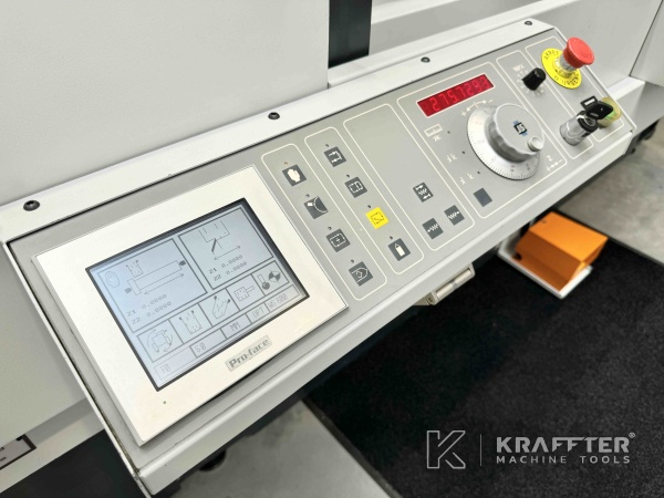 Bedienpult auf CNC-Rundschleifmaschine JONES & SHIPMAN Ultramat 650 Easy-B 90120